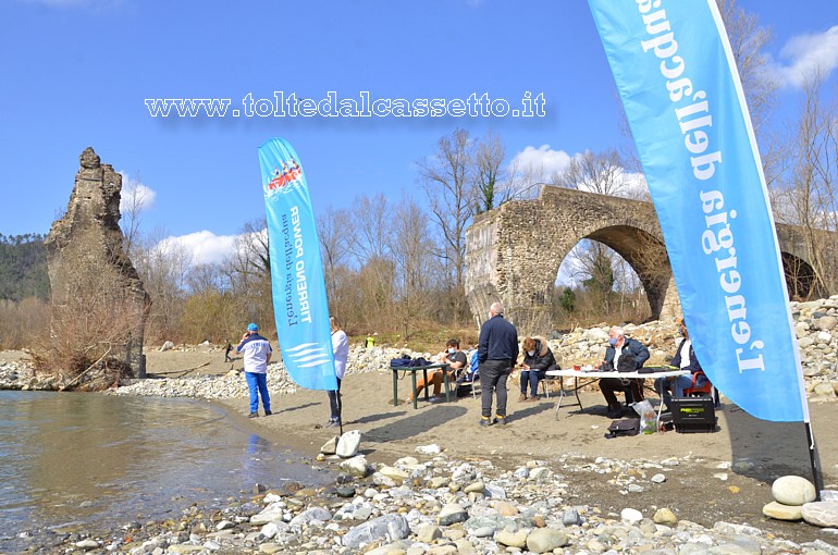 RAFTING SUL FIUME VARA (7 marzo 2021) - Postazione dei cronometristi presso il Ponte Romanico di Brugnato