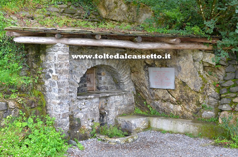 ROCCHETTA DI VARA - Antica fonte naturale