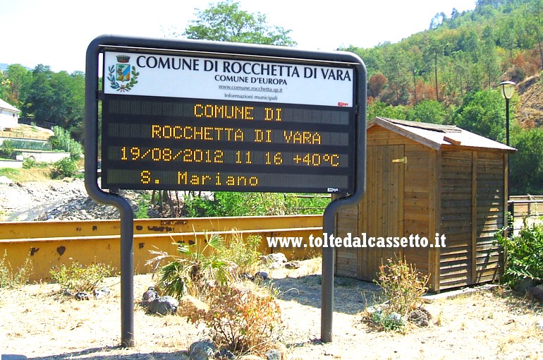 ROCCHETTA DI VARA (19 agosto 2012) - Il tabellone luminoso del Comune segnala che, a causa dell'anticiclone africano "Lucifero", la temperatura tocca i 40 all'ombra