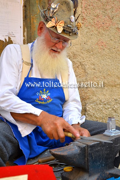 SAN PIETRO VARA in fiera - Il costruttore di fischietti in latta e giochi per bimbi Mario Paoli, in arte meglio conosciuto come "El zifolataro"