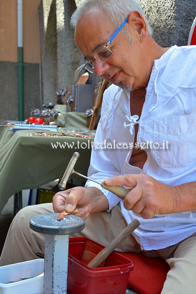 SAN PIETRO VARA in fiera - Il forgiatore di rame Bruno Todeschi che fa parte dell'Associazione Culturale Scultori di Bedollo ed Artisti di Strada (Arti e Antichi Mestieri)