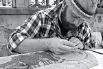 SAN PIETRO VARA in fiera - Il pirografo del legno Andrea Sighel. Questo artista per disegnare si serve di un puntale elettroriscaldato la cui temperatura raggiunge i 750 gradi centigradi