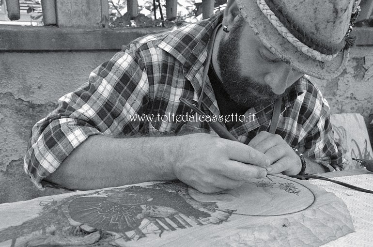 SAN PIETRO VARA in fiera - Il pirografo del legno Andrea Sighel. Questo artista per disegnare si serve di un puntale elettroriscaldato la cui temperatura raggiunge i 750 gradi centigradi