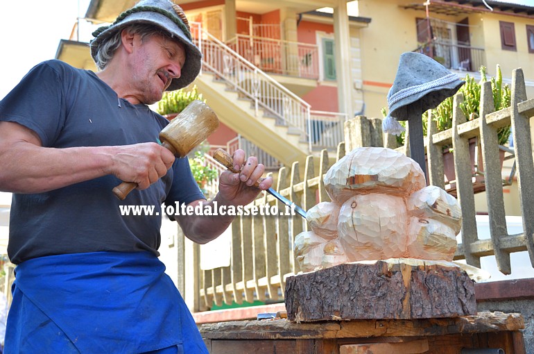 SAN PIETRO VARA in fiera - Lo scultore in legno Gino Lunz mentre scolpisce un ceppo di funghi
