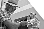 SAN PIETRO VARA in fiera - Lo scultore in legno Giovanni Avi che fa parte dell'Associazione Culturale Scultori di Bedollo ed Artisti di Strada (Arti e Antichi Mestieri)