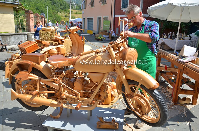 SAN PIETRO VARA in fiera - Una delle motociclette in legno a scala naturale create dal mobiliere Lorenzo Moser che nel tempo libero da sfogo alla sua ceativit per costruire una variet incredibile di oggetti