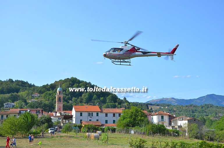 SAN PIETRO VARA in fiera - Panorama del borgo con elicottero che si alza in volo per sorvolare il territorio