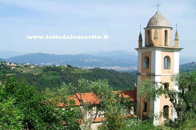 SORBOLO (Frazione di Follo) - Il campanile della Chiesa di San Lorenzo (sec. XVII) fa da cornice al panorama su Val di Magra e Alpi Apuane