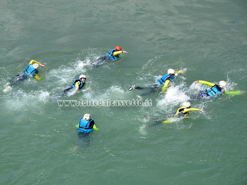 FIUME VARA - Allievi di rafting si esercitano in una traversata a nuoto indossando l'equipaggiamento di sicurezza previsto per questo sport