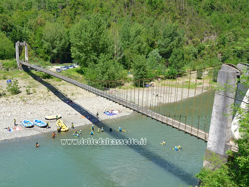 FIUME VARA - Allievi di rafting si esercitano nelle acque sotto il suggestivo Ponte del Ramello