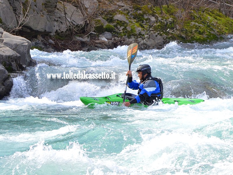 FIUME VARA - Atleta col kayak ripreso mentre affronta le acque spumeggianti di una rapida