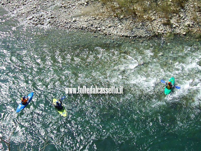 FIUME VARA - Atleti col kayak ripresi dall'alto di una gola