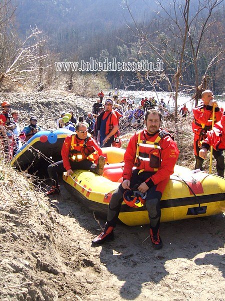 FIUME VARA - Equipaggio rafting dei Vigili del Fuoco di Arezzo durante una pausa dei Campionati Nazionali 2009