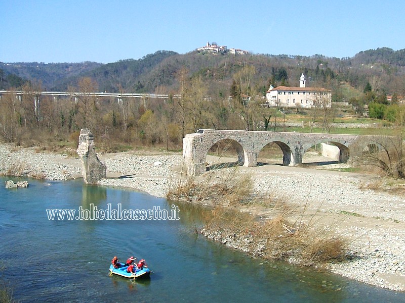 FIUME VARA - Un equipaggio rafting transita all'altezza del Ponte Romanico di Brugnato durante i Campionati Nazionali del marzo 2009