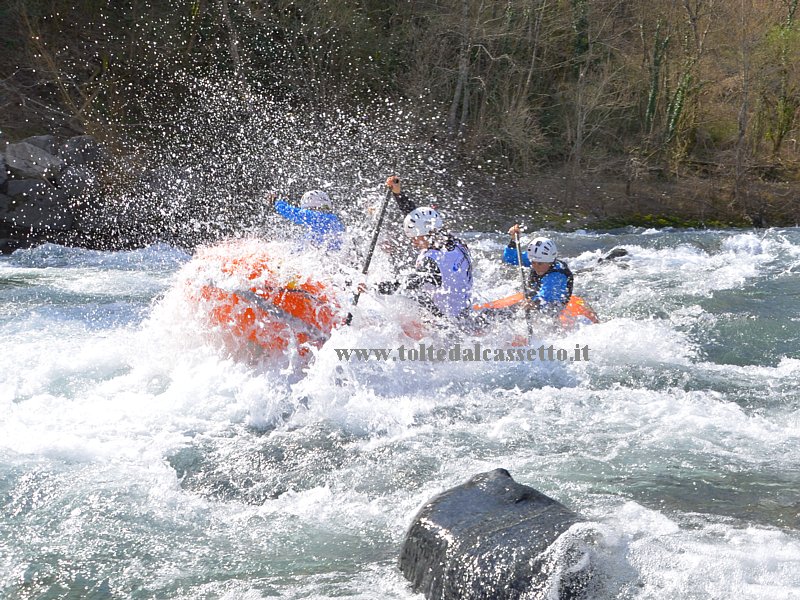 FIUME VARA - Equipaggio rafting avvolto da acqua spumeggiante