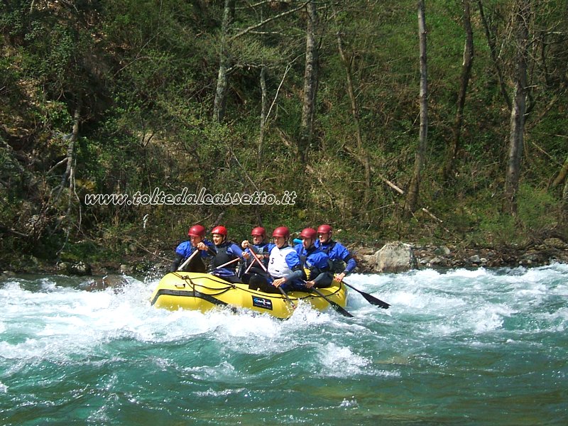 FIUME VARA - Equipaggio rafting n.5 ripreso durante i campionati Nazionali 2008