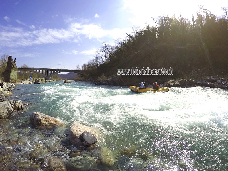 FIUME VARA - Paesaggio con un gommone rafting che sfreccia sulle acque turbolente di una rapida