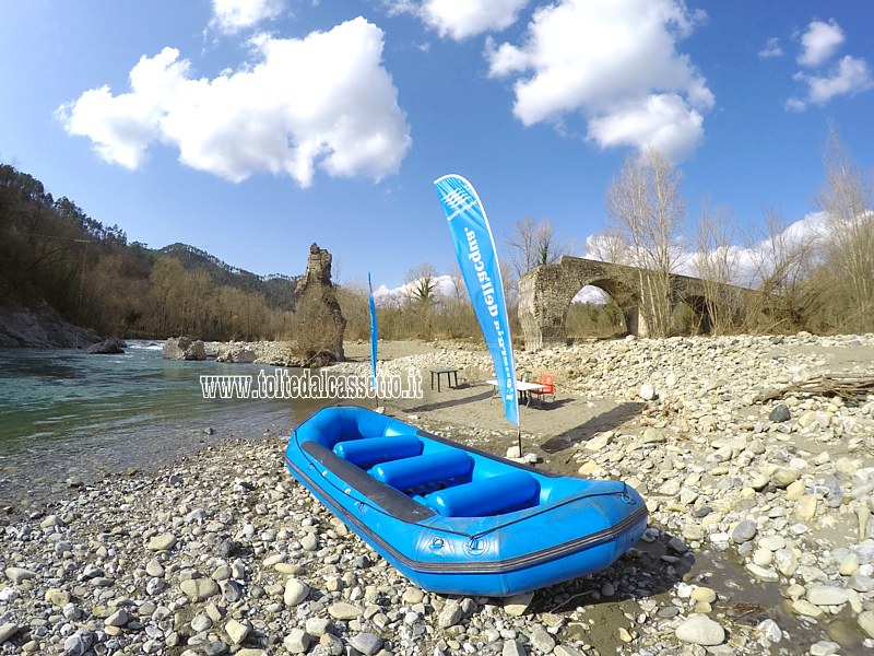 FIUME VARA - Il suggestivo paesaggio del Ponte Romanico di Brugnato, punto di sbarco e zona di allenamento degli sport fluviali