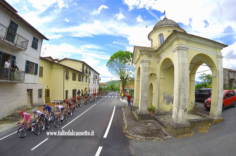 TERMINE DI ROVERANO - I ciclisti del Giro d'Italia 2024 sfilano di fronte alla Cappella votiva del Santuario