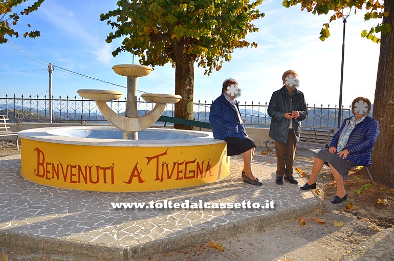 TIVEGNA - La fontana dell'Aia della Corte (gi Piazza Umberto I) reca un messaggio di benvenuto per tutti coloro che provengono da fuori paese