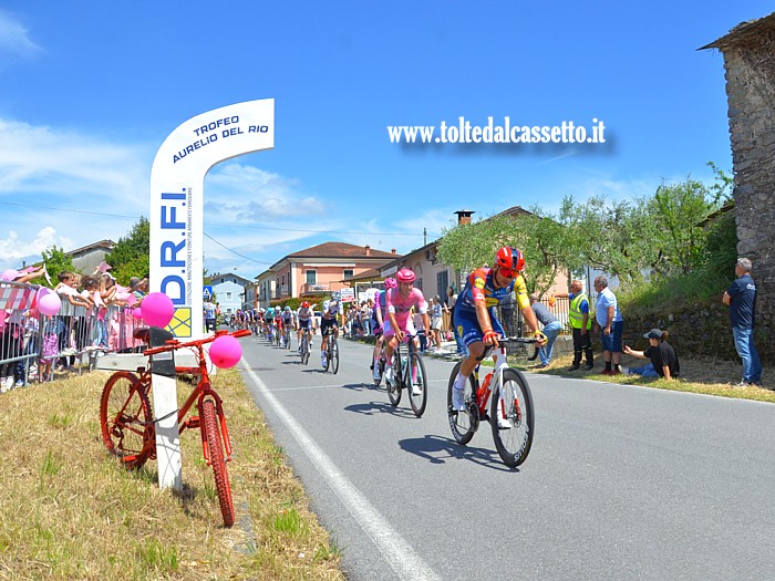 TREZZO di BEVERINO - Il traguardo volante dedicato ad Aurelio Del Rio durante il Giro d'Italia 2026