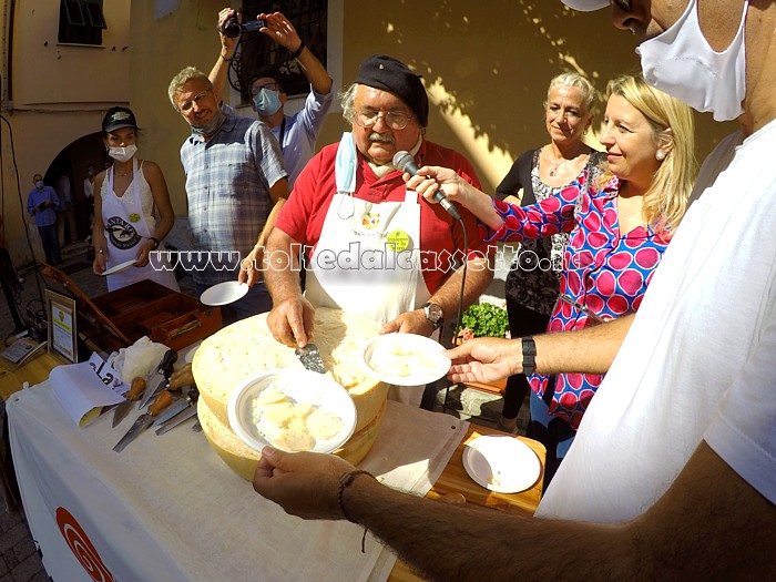 VALLE BIO FESTIVAL 2020 - Scaglie di Parmiggiano Reggiano offerte in assaggio ai visitatori