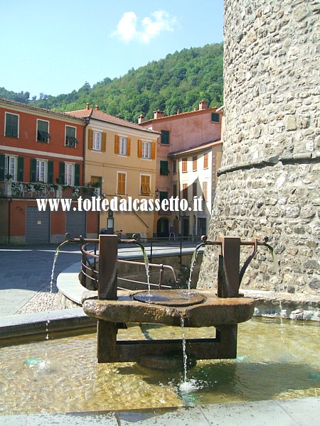 VARESE LIGURE - La fontana moderna