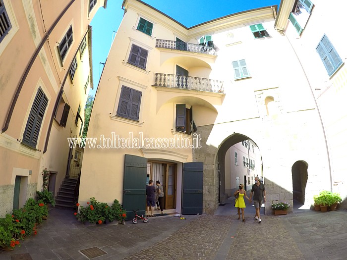 VARESE LIGURE - Antica porta meridionale dotata di due fornici