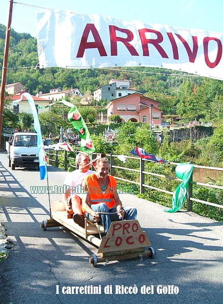 RICCO' DEL GOLFO - Il carrettino a cuscinetti della Pro Loco che ha fatto da apripista nella "Cronodiscesa Casella-Valdipino 2011"