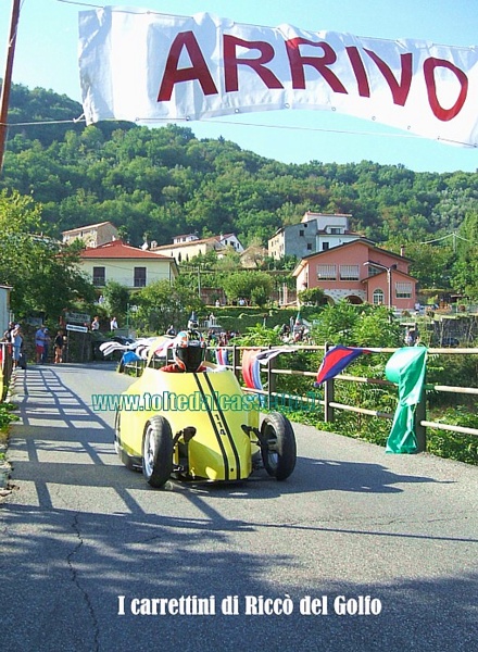 RICCO' DEL GOLFO - Un carrettino gommato monoposto stile "Formula 1" taglia il traguardo nella " Cronodiscesa Casella-Valdipino 2011"