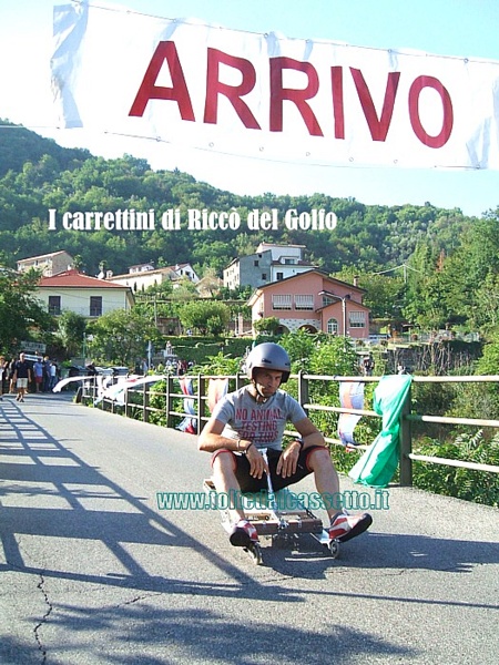 RICCO' DEL GOLFO - Il carrettino con i cuscinetti a sfera pi piccoli di tutto il lotto taglia il traguardo della "Cronodiscesa Casella-Valdipino 2011"