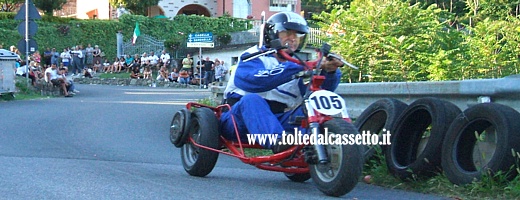 RICCO' DEL GOLFO (Cronodiscesa Casella-Valdipino 2011) - Un carrettino gommato a tre ruote (n. 105)  affronta l'ultima curva del tracciato
