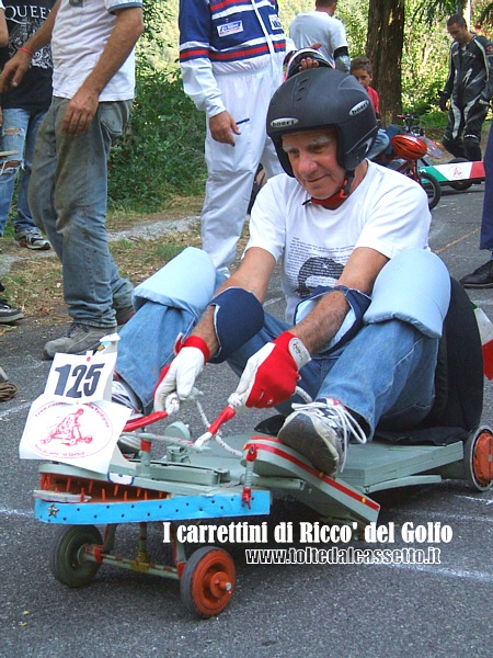 RICCO' DEL GOLFO (Cronodiscesa Casella-Valdipino 2012) - Un carrettino monoposto a cuscinetti (n. 125) sulla linea di partenza