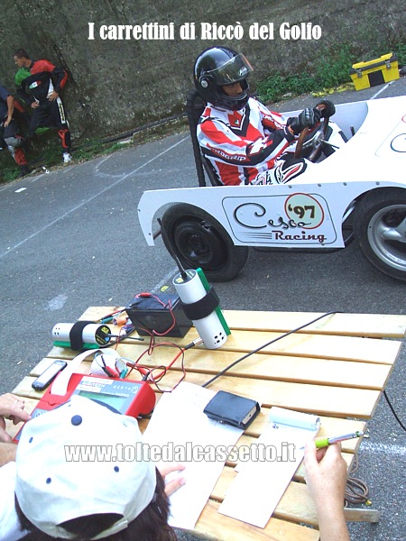 RICCO' DEL GOLFO (Cronodiscesa Casella-Valdipino 2012) - Un carrettino gommato pronto sulla linea di partenza attende il via dai giudici
		cronometristi. I tempi sono rilevati con attrezzature professionali per garantire la massima precisione