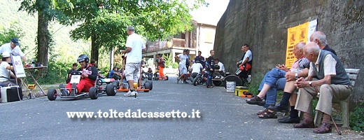 RICCO' DEL GOLFO (Cronodiscesa Casella-Valdipino 2012) - Gli anziani di Casella seguono con attenzione le operazioni di partenza dei carrettini