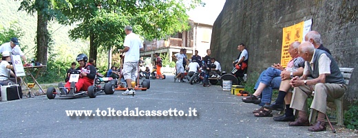 RICCO' DEL GOLFO (Cronodiscesa Casella-Valdipino 2012) - Gli anziani di Casella seguono con attenzione le operazioni di partenza dei carrettini RICCO' DEL GOLFO (Cronodiscesa Casella-Valdipino 2012) - Gli anziani di Casella seguono con attenzione le operazioni di partenza dei carrettini