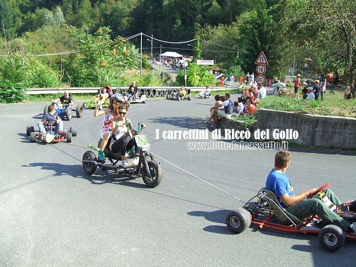 RICCO' DEL GOLFO (Conodiscesa Casella-Valdipino 2012) - I carrettini vengono portati a traino sulla linea di partenza per l'inizio della gara.
		Tra di essi un triciclo gommato (n.126) con equipaggio femminile (Krizia Cedrini e Martina Nieddu), l'unico che si  presentato a sfidare i maschi