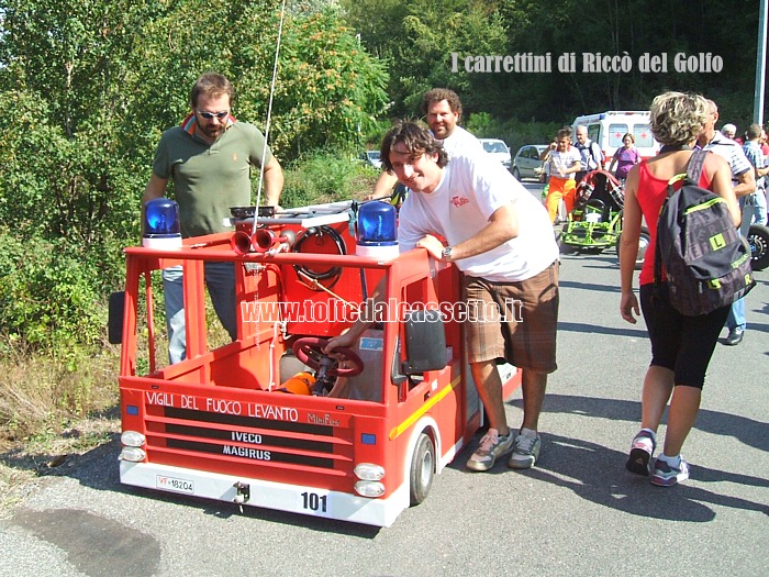 RICCO' DEL GOLFO (Cronodiscesa Casella-Valdipino 2012) - L'attrazione principale della manifestazione  stato sicuramente il carrettino di alcuni
		Vigili del Fuoco di Levanto (n.101), accessoriato come una vera autopompa, comprese le sirene che funzionavano con bombole di aria compressa