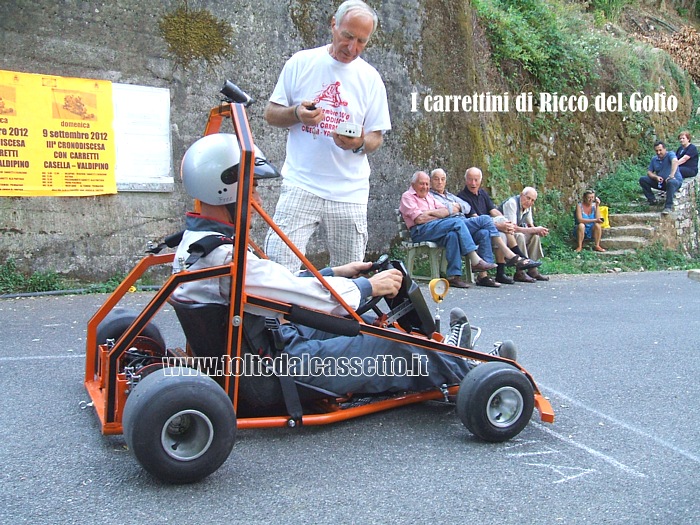 RICCO' DEL GOLFO (Cronodiscesa Casella-Valdipino 2012) - Carrettino gommato con roll-bar (n.111)  mentre aspetta il via dal giudice di gara sotto gli sguardi attenti degli anziani del paese