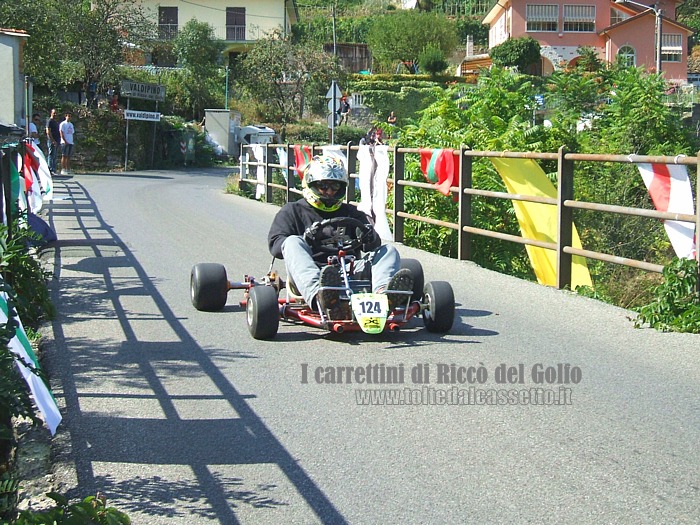RICCO' DEL GOLFO (Cronodiscesa Casella-Valdipino 2012) - In dirittura d'arrivo un carrettino su gomme (n. 124) con struttura stile Kart