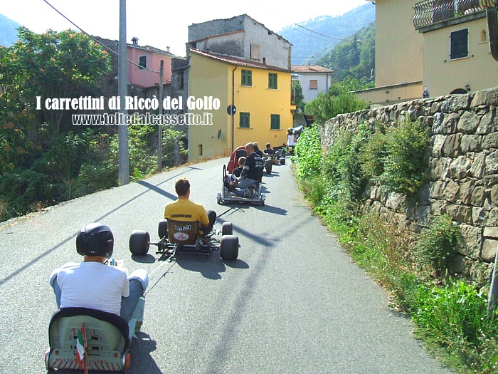 RICCO' DEL GOLFO (Cronodiscesa Casella-Valdipino 2012) - In fila indiana, i carrettini tornano alla partenza della seconda manche trainati dai mezzi dell'organizzazione