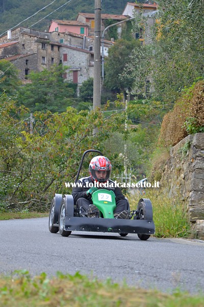 RICCO' DEL GOLFO (Cronodiscesa Casella-Valdipino 2014) - Il carrettino n.22 ha appena lasciato l'abitato di Casella che si intravvede sullo sfondo.
		Il mezzo si  classificato al 3 posto della categoria "gommato monoposto" col tempo di 2'43"29