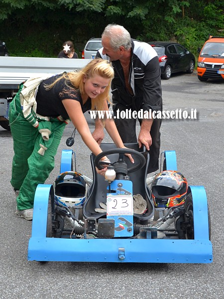 RICCO' DEL GOLFO (Cronodiscesa Casella-Valdipino 2014) - I piloti del carrettino gommato biposto n.23 spingono il loro mezzo verso la linea di partenza di Casella