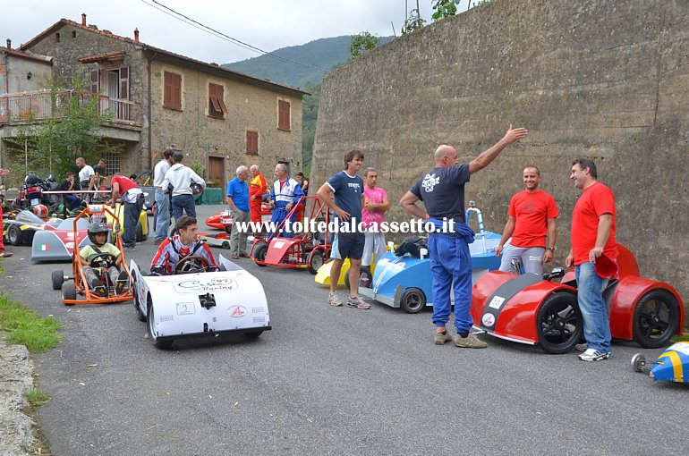 RICCO' DEL GOLFO (Cronodiscesa Casella-Valdipino 2014) - Carrettini allineati nella zona di partenza