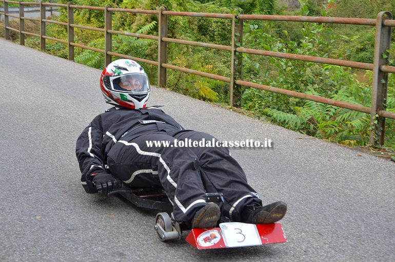 RICCO' DEL GOLFO (Cronodiscesa Casella-Valdipino 2014) - Il carrettino a cuscinetti n.3 sul rettilineo d'arrivo.
		Il pilota si trova in una posizione molto aerodinamica ma un po' scomoda, come quella che si assume su uno slittino