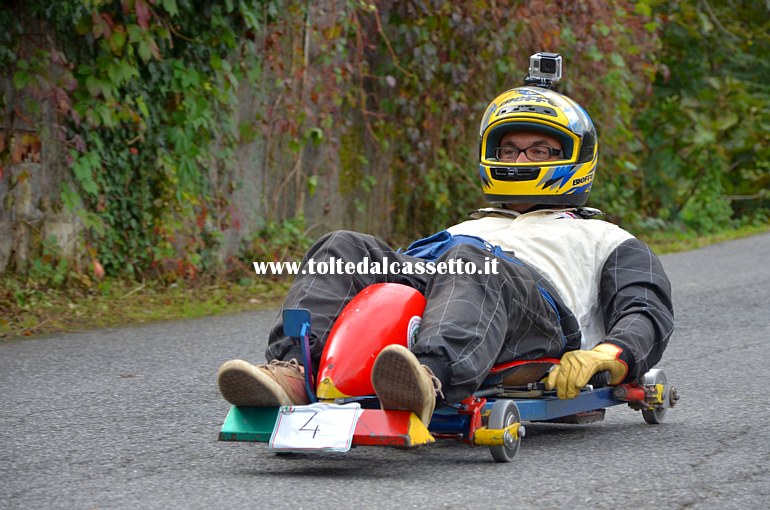 RICCO' DEL GOLFO (Cronodiscesa Casella-Valdipino 2014) - Sul rettilineo d'arrivo il carrettino a cuscinetti n.4 il cui pilota indossa un casco con webcam.
		Il mezzo ha vinto la categoria "monoposto" compiendo il tracciato di circa 1.800 metri in 4'00"68