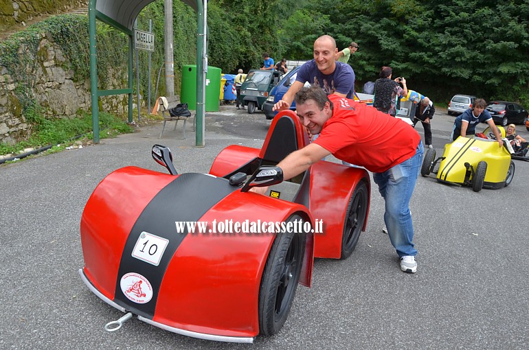 RICCO' DEL GOLFO (Cronodiscesa Casella-Valdipino 2014) - Il carrettino gommato monoposto n.10 viene portato sulla linea di partenza a Casella.
		Con la sua futuristica carrozzeria rosso/nera era uno dei pi belli a vedersi. La velocit invece ha lasciato a desiderare...