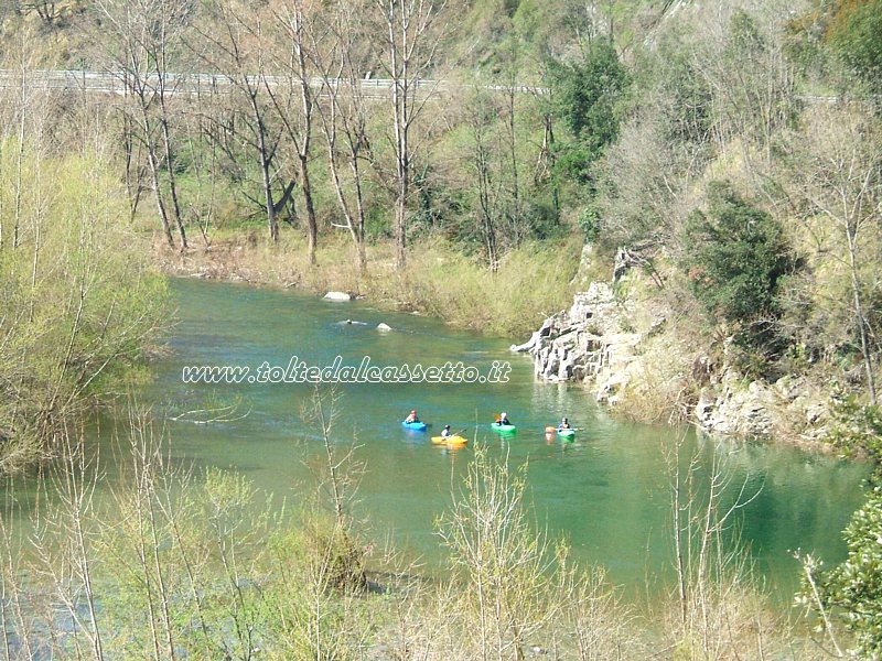 FIUME VARA - Discesa col kayak in un punto in cui le acque sono tranquille