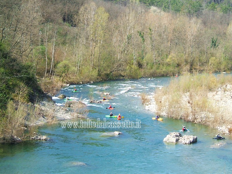 FIUME VARA - Punto di sbarco sport fluviali a Brugnato nei pressi del Ponte Romanico