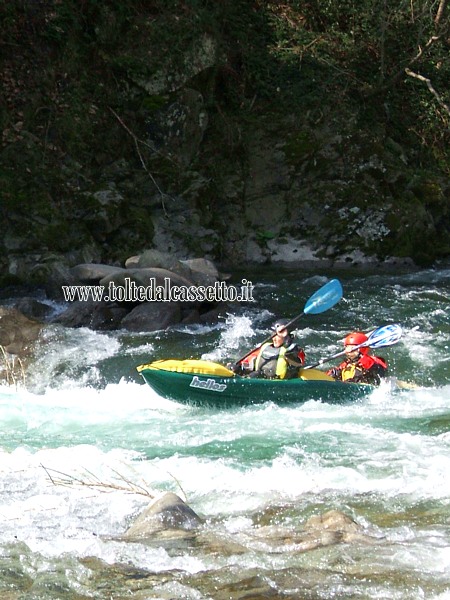 FIUME VARA - Una canoa biposto scende in schiumose e impegnative acque